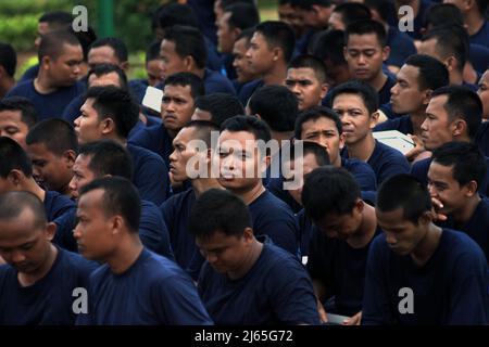 Des membres de l'équipe de lutte contre les incendies de Jakarta assistent à une préparation aux cérémonies et aux expositions pour célébrer la journée indonésienne de lutte contre les incendies et de sauvetage, commémorée chaque année le 1 mars, au Monument national du centre de Jakarta, Jakarta, Indonésie. Banque D'Images