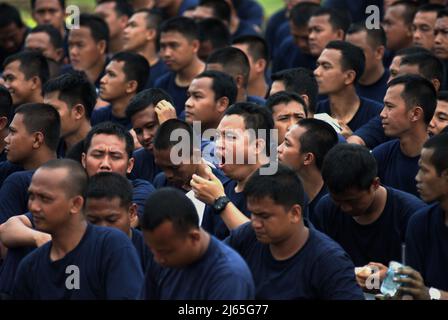 Des membres de l'équipe de lutte contre les incendies de Jakarta assistent à une préparation aux cérémonies et aux expositions pour célébrer la journée indonésienne de lutte contre les incendies et de sauvetage, commémorée chaque année le 1 mars, au Monument national du centre de Jakarta, Jakarta, Indonésie. Banque D'Images