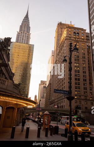 Tôt le matin sur East 42nd Street dans Midtown Manhattan New York City, États-Unis Banque D'Images