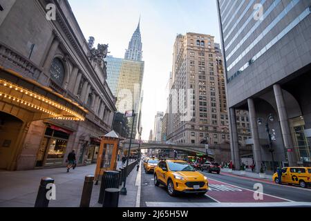 Tôt le matin sur East 42nd Street dans Midtown Manhattan New York City, États-Unis Banque D'Images