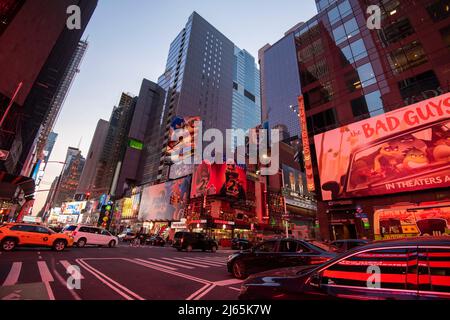 Crépuscule dans Times Square, Midtown Manhattan New York, Etats-Unis Banque D'Images