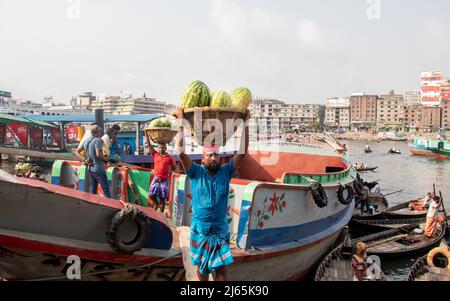 Pastèque en amont du bateau pour vendre dans le Bazar local. Cette image a été prise sur la rive de la rivière Burigongga le 24 avril 2022, en D. Banque D'Images