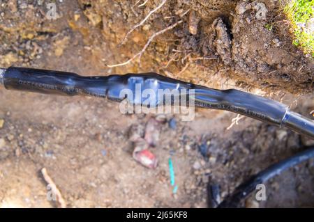 Câbles souterrains endommagés lors de l'excavation, cassés, câble de ligne électrique cassé, câblage, ligne électrique cassée, réparation, réparation, réparation, réparation, République tchèque le 26 avril 2 Banque D'Images