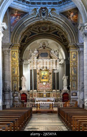 Rome.Italie.Basilique de Santa Maria del Popolo.Vue intérieure sur le maître-autel et la chorale. Banque D'Images