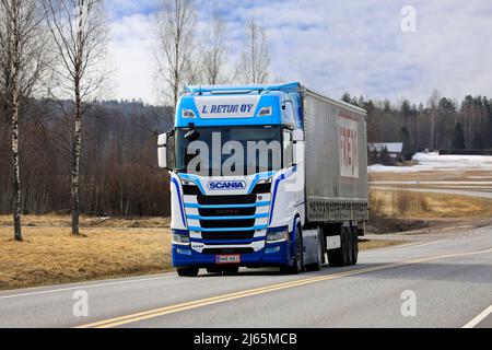 Le camion Scania S450 de L Retva Oy tire la semi-remorque Freja le long de l'autoroute 52 le matin du printemps. Salo, Finlande. Salo, Finlande. 18 avril 2022. Banque D'Images
