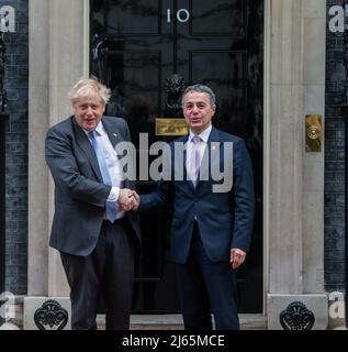 Londres, Angleterre, Royaume-Uni. 28th avril 2022. Le Premier ministre britannique BORIS JOHNSON accueille le Président de la Confédération suisse IGNAZIO CASSIS au 10 Downing Street. (Credit image: © Tayfun Salci/ZUMA Press Wire) Credit: ZUMA Press, Inc./Alay Live News Banque D'Images