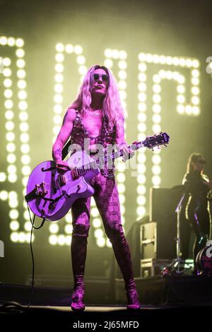 BARCELONE, ESPAGNE - 24 AVRIL 2022 : Nancys Rubias se produit sur scène avec le leader Mario Vaquerizo au Sant Jordi Club. (Photo de Silvia Isach) Banque D'Images