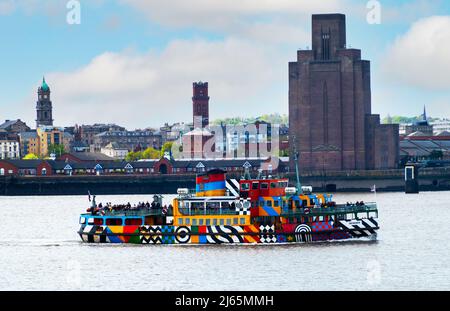 Le Mersey Ferry coloré traversant la rivière Mersey pour transporter des passagers à Liverpool Pier Head Banque D'Images