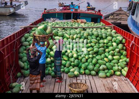 Pastèque en amont du bateau pour vendre dans le Bazar local. Cette image a été prise sur la rive de la rivière Burigongga le 24 avril 2022, en D. Banque D'Images