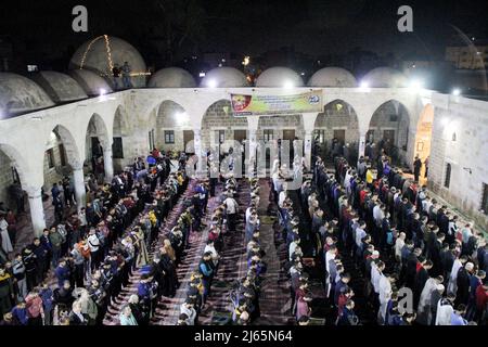 Gaza, bande de Gaza, Palestine. 27th avril 2022. Gaza, Palestine. 28 avril 2022. Les musulmans palestiniens célèbrent Laylat al-Qadar à la mosquée Sayed al-Hashem de Gaza. Dans l'Islam Laylat al-Qadar est la nuit où les premiers versets du Coran ont été révélés au prophète Mohammed par l'Angel Gabriel (Credit image: © Ahmad Haaballah/IMAGESLIVE via ZUMA Press Wire) Banque D'Images