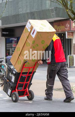 Livraison de colis DHL à Southport, Merseyside, Royaume-Uni Banque D'Images