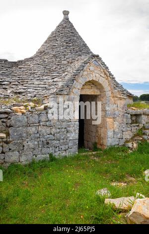 Les logements Trulli en Apulia, campagne, olivier et bâtiment traditionnel. Salento, Pouilles, Italie du Sud. Trulli sont des huttes traditionnelles en pierre sèche W Banque D'Images