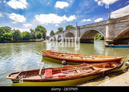 Vue à l'intérieur de l'aviron de bateaux à louer sous le pont de Richmond à la Tamise, Londres, Royaume-Uni. Banque D'Images