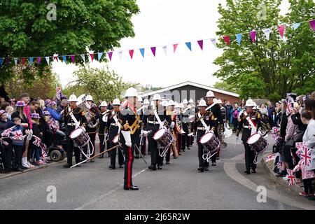 Les membres du Royal Marines Band Service surprennent les résidents de Church Hill à Redditch, près de Birmingham, en jouant une mêle de musique pour reconnaître la communauté pour avoir fêté le Jubilé de platine de la reine Elizabeth en juin, Avec plus de 40 repas Big Jubilee prévus pour rassembler les voisins dans les rues locales. Date de la photo : jeudi 28 avril 2022. Banque D'Images