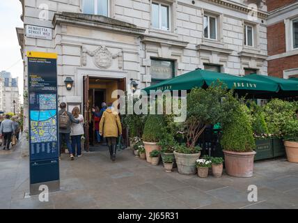 Personnes entrant dans le restaurant Ivy Market Grill à Covent Garden, Londres, Angleterre, Royaume-Uni Banque D'Images