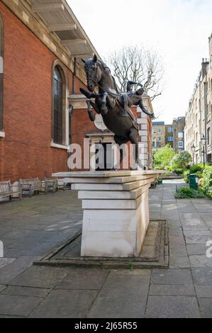 Belle statue de la conversion de St Paul, sculptée par Bruce Denny, debout dans le cimetière de l'église St Paul, Covent Garden, Londres, Angleterre Banque D'Images