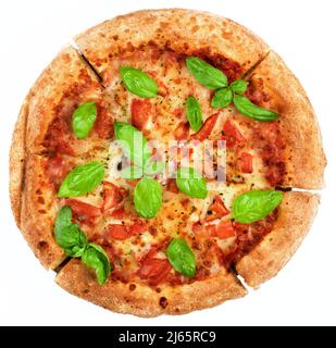 Pizza Margherita maison au fromage, aux tomates et aux feuilles de basilic isolées sur fond blanc. Vue de dessus Banque D'Images