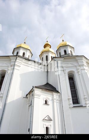 L'Église de Catherine est une église en activité à Chernihiv, en Ukraine. L'église Sainte-Catherine a été construite à l'époque des Cosaques. Dômes contre le ciel. Banque D'Images