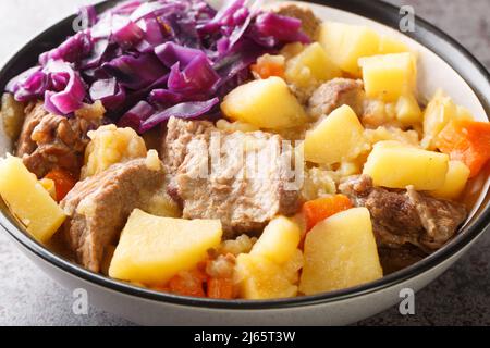 La viande et la pomme de terre de Scouse ragoût de Liverpool dans une assiette sur la table. Horizontale Banque D'Images
