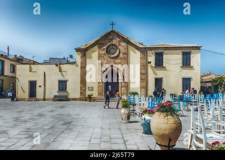 MARZAMEMI, ITALIE - 12 AOÛT 2021 : l'église Saint François de Paola, sur la place centrale de Marzamemi, pittoresque village de pêcheurs de Provin Banque D'Images