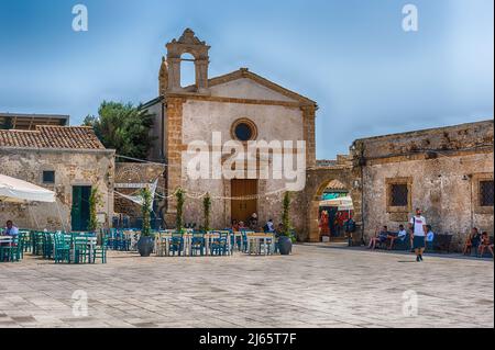 MARZAMEMI, ITALIE - 12 AOÛT 2021 : la place centrale principale de Marzamemi, village de pêcheurs pittoresque dans la province de Syracuse, Italie Banque D'Images