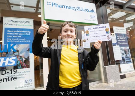 USAGE ÉDITORIAL SEULEMENT Louie Joiner, neuf ans, de Maidstone, l'un des premiers enfants du groupe d'âge de 5 à 11 ans à recevoir le vaccin Pfizer BioNTech, au centre de vaccination Covid-19 de Pharmacy2U, Maidstone, Kent. Date de publication : jeudi 28 avril 2022. Banque D'Images