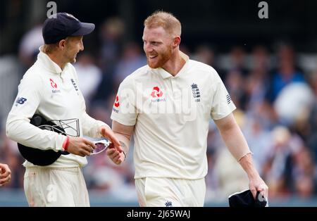 Photo du dossier datée du 25-05-2018 de l'Angleterre Ben Stokes (à droite) avec Joe Root. Ben Stokes a été nommé nouveau capitaine du Test en Angleterre et affirme qu'il est « honoré » d'accepter ce rôle. Stokes prend la relève de Joe Root, qui a quitté plus tôt ce mois-ci après cinq ans et un record de 64 jeux en charge. Date de publication : jeudi 28 avril 2022. Banque D'Images