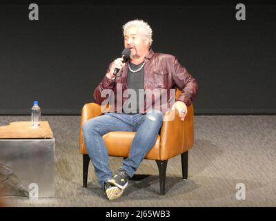 5210 Lankershim Blvd., North Hollywood, CA 91601, États-Unis. 27 avril 2022. Participant à une séance de questions-Réponses lors de la première de sa nouvelle série télévisée, le célèbre chef et producteur de télévision Guy Fiere discute de la série télévisée Diners 'Drive-In DrVes - Tournament of Champions'. Crédit : ©Julia Mineeva/EGBN TV News/Alay Live News Banque D'Images