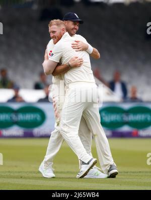 Photo du dossier datée du 25-05-2018 de l'Angleterre Ben Stokes (à gauche) fête avec James Anderson. Ben Stokes a été nommé nouveau capitaine du Test en Angleterre et affirme qu'il est « honoré » d'accepter ce rôle. Stokes prend la relève de Joe Root, qui a quitté plus tôt ce mois-ci après cinq ans et un record de 64 jeux en charge. Date de publication : jeudi 28 avril 2022. Banque D'Images