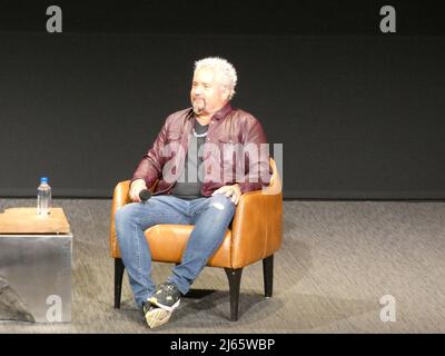 5210 Lankershim Blvd., North Hollywood, CA 91601, États-Unis. 27 avril 2022. Participant à une séance de questions-Réponses lors de la première de sa nouvelle série télévisée, le célèbre chef et producteur de télévision Guy Fiere discute de la série télévisée Diners 'Drive-In DrVes - Tournament of Champions'. Crédit : ©Julia Mineeva/EGBN TV News/Alay Live News Banque D'Images