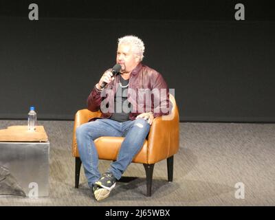 5210 Lankershim Blvd., North Hollywood, CA 91601, États-Unis. 27 avril 2022. Participant à une séance de questions-Réponses lors de la première de sa nouvelle série télévisée, le célèbre chef et producteur de télévision Guy Fiere discute de la série télévisée Diners 'Drive-In DrVes - Tournament of Champions'. Crédit : ©Julia Mineeva/EGBN TV News/Alay Live News Banque D'Images