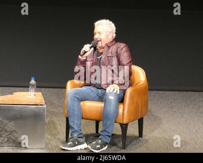 5210 Lankershim Blvd., North Hollywood, CA 91601, États-Unis. 27 avril 2022. Participant à une séance de questions-Réponses lors de la première de sa nouvelle série télévisée, le célèbre chef et producteur de télévision Guy Fiere discute de la série télévisée Diners 'Drive-In DrVes - Tournament of Champions'. Crédit : ©Julia Mineeva/EGBN TV News/Alay Live News Banque D'Images