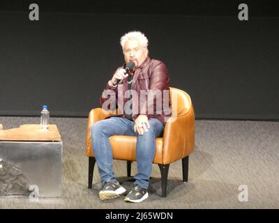 5210 Lankershim Blvd., North Hollywood, CA 91601, États-Unis. 27 avril 2022. Participant à une séance de questions-Réponses lors de la première de sa nouvelle série télévisée, le célèbre chef et producteur de télévision Guy Fiere discute de la série télévisée Diners 'Drive-In DrVes - Tournament of Champions'. Crédit : ©Julia Mineeva/EGBN TV News/Alay Live News Banque D'Images