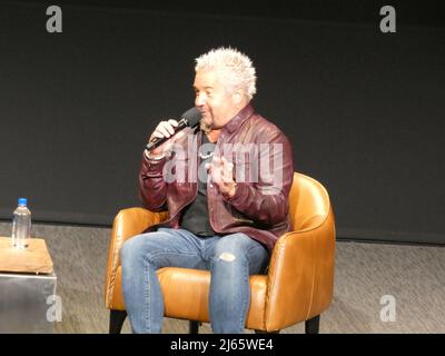 5210 Lankershim Blvd., North Hollywood, CA 91601, États-Unis. 27 avril 2022. Participant à une séance de questions-Réponses lors de la première de sa nouvelle série télévisée, le célèbre chef et producteur de télévision Guy Fiere discute de la série télévisée Diners 'Drive-In DrVes - Tournament of Champions'. Crédit : ©Julia Mineeva/EGBN TV News/Alay Live News Banque D'Images