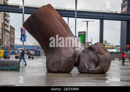 Vigo, Espagne - 24 avril 2020 : statue représentant le saut de Francisco Leiro est un symbole de Vigo Banque D'Images