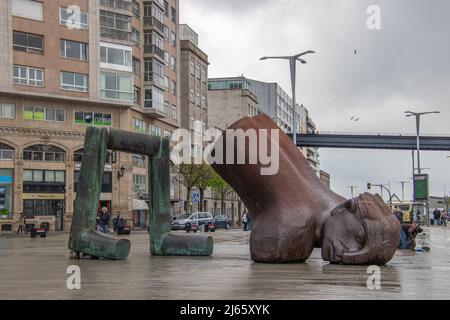 Vigo, Espagne - 24 avril 2020 : statue représentant le saut de Francisco Leiro est un symbole de Vigo Banque D'Images