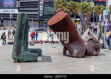 Vigo, Espagne - 24 avril 2020 : statue représentant le saut de Francisco Leiro est un symbole de Vigo Banque D'Images