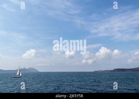 Vigo, Espagne - 24 avril 2020 : bateau à voile dans le Parc National Maritime terrestre des îles de l'Atlantique, en face des îles Cies Banque D'Images