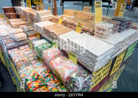 Insadong, 21 avril 2022 : Un stand de rue vendant yeot ou taffy coréen dur à la rue Insadong à Séoul, Corée du Sud. La rue de 700 mètres est pleine de cafés, restaurants, boutiques et galeries d'art et divers événements de la culture traditionnelle se tiennent dans la rue. Insadong se spécialise dans les vêtements traditionnels, le papier, le thé ainsi que la poterie et l'artisanat folklorique. Pendant la dynastie Joseon (1392-1910), la rue Insadong était dominée par Dohwawon, un lieu d'étude pour les peintres, selon l'Organisation coréenne du tourisme. Insadong est une des destinations populaires pour les touristes. (Photo de Lee Banque D'Images