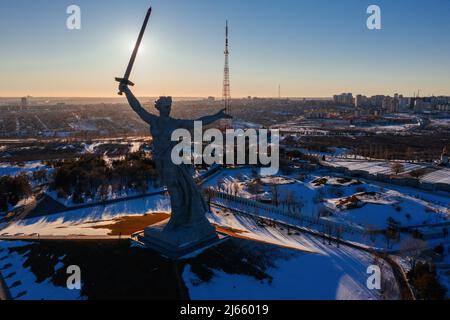 La statue de la mère patrie appelle à Mamayev Kurgan, Volgograd, Russie, vue aérienne. Banque D'Images