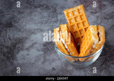 Petit déjeuner avec gaufres belges sur la table grise Banque D'Images