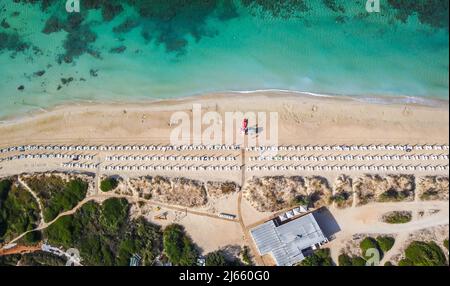 Célèbre plage de Salento dans la région des Pouilles dans le sud de l'Italie. La plage est considérée comme les Maldives de l'Italie. Les Maldives de Salento Banque D'Images