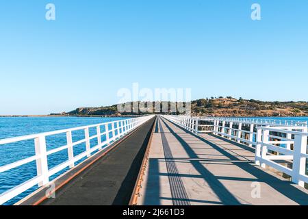 Victor Harbor à Granite Island nouvelle chaussée vue depuis le continent sur une journée, Fleurieu Peninsula, Australie méridionale Banque D'Images