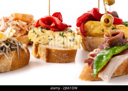 Assortiment de pintxos espagnols isolés sur fond blanc Banque D'Images