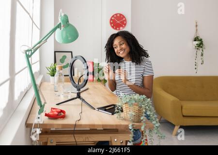 Jeune femme enregistrant du contenu de blog vidéo pour ses réseaux sociaux à l'aide du téléphone Banque D'Images