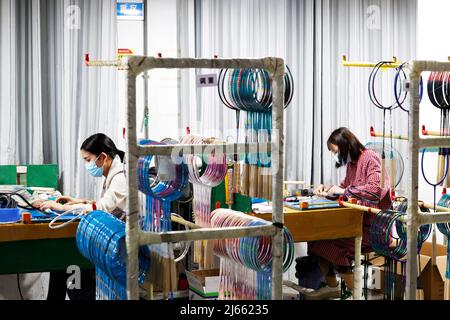 SUQIAN, CHINE - le 28 AVRIL 2022 - les travailleurs pressent les commandes lors d'un atelier de raquette de badminton en fibre de carbone haut de gamme à Suqian, province de Jiangsu en Chine orientale Banque D'Images