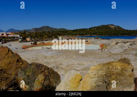 Italie, Sicile, avril 8, Iles Eoliennes, bain de boue sulfureux sur l'île Vulcano. Le lac thermal de l'île Eolienne continue d'être saisi et l'enquête du Bureau du Procureur de Barcelone se poursuit le 2022. Dans l'étang thermique qui a été sous saisie depuis l'été 2019. Banque D'Images