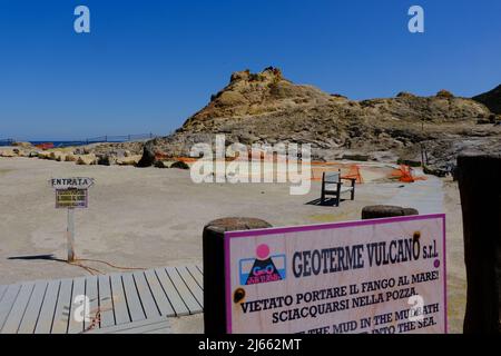 Italie, Sicile, avril 8, Iles Eoliennes, bain de boue sulfureux sur l'île Vulcano. Le lac thermal de l'île Eolienne continue d'être saisi et l'enquête du Bureau du Procureur de Barcelone se poursuit le 2022. Dans l'étang thermique qui a été sous saisie depuis l'été 2019. Banque D'Images