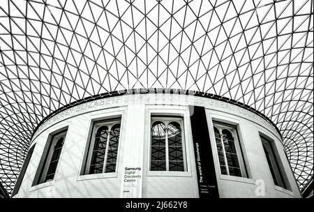 Londres, Royaume-Uni - 18 avril 2022 : l'intérieur du British Museum de Londres, représentant une section de la Grande Cour avec escalier et toit géométrique. Op Banque D'Images