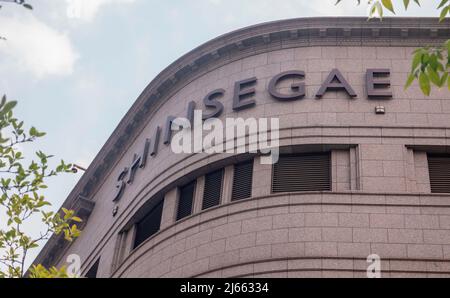 Grand magasin Shinsegae, 21 avril 2022 : le chef du grand magasin Shinsegae à Séoul, en Corée du Sud. Le groupe Shinsegae, géant de la vente au détail en Corée du Sud, est propriétaire de grands magasins et de la chaîne de supermarchés E-Mart. Le groupe exploite Starbucks dans le pays. Credit: Lee Jae-won/AFLO/Alay Live News Banque D'Images